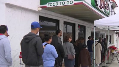 San Diegans rush to grocery stores for last-minute Christmas, Hanukkah essentials