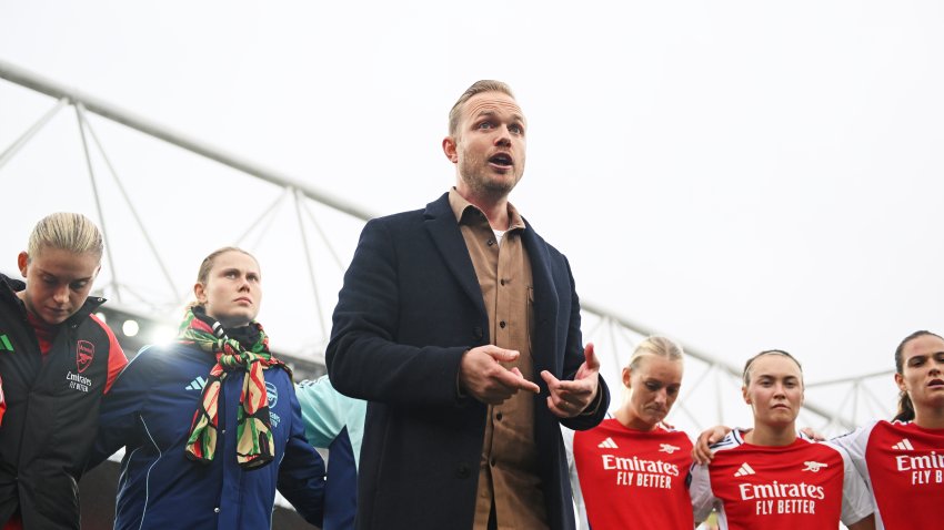 LONDON, ENGLAND – OCTOBER 06: Jonas Eidevall, Manager of Arsenal, speaks to his team in a post match huddle after the Barclays Women’s Super League match between Arsenal and Everton at Emirates Stadium on October 06, 2024 in London, England. (Photo by Alex Burstow/Arsenal FC via Getty Images)