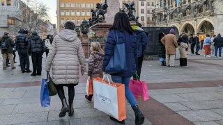 In Munich, Bavaria, Upper Bavaria, Germany, on December 28, 2024, shoppers stroll along shopping streets during the festive season, taking advantage of the after-Christmas sales of the stores.