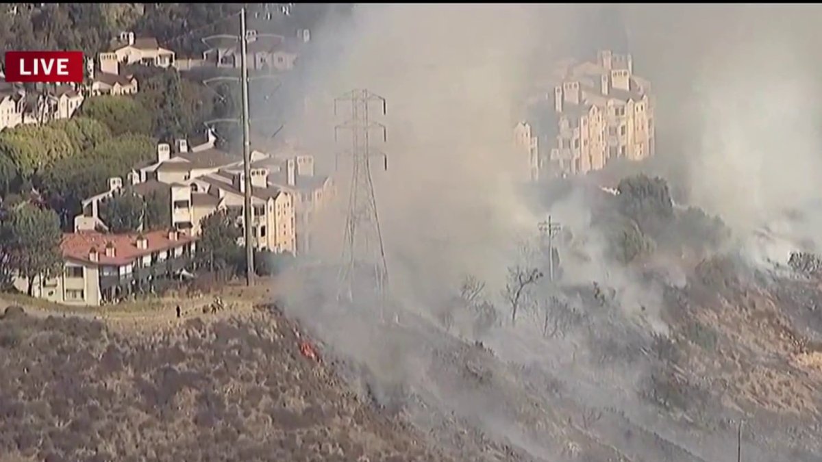 Brush fire breaks out near Fashion Valley Mall – NBC 7 San Diego