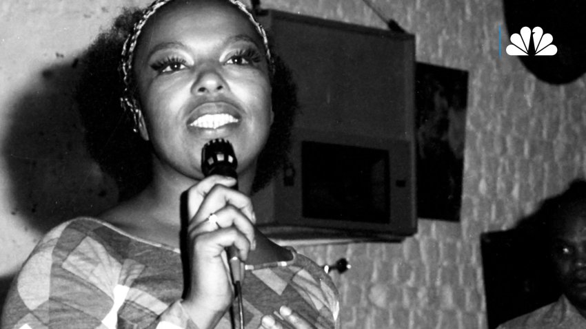 Roberta Flack sings