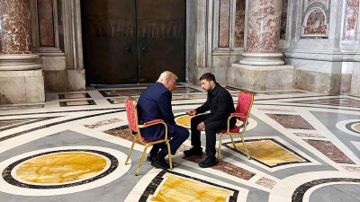 Difunden las fotos del encuentro entre Trump y Zelenskyy en la basílica de San Pedro