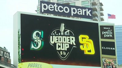 Padres take on Mariners in Vedder Cup series