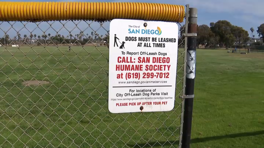 A sign that reads, "Dogs must be leashed at all times."