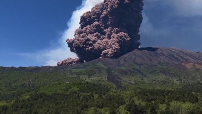  Italy's Mount Etna volcano erupts with massive ash plumes and ‘lava fountain'