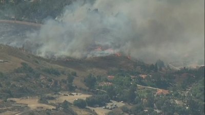 Brush fire burns near border of Bonsall and Fallbrook