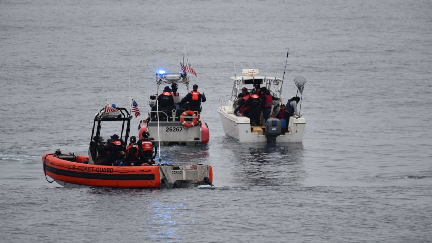 La imagen muestra a la Guardia Costera de Estados Unidos interceptando a 11 migrantes a bordo de un buque de 20 pies, aproximadamente a 22 millas al oeste de La Jolla, el 14 de junio del 2025.