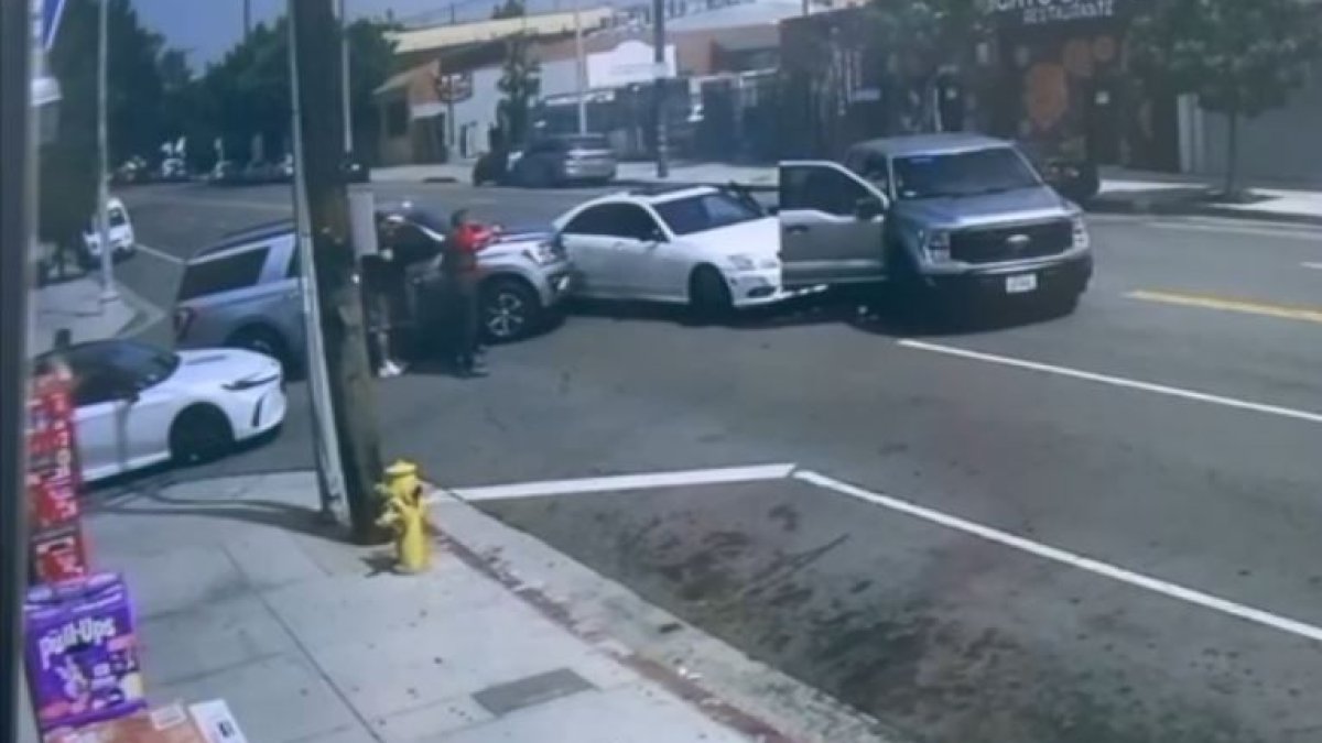 Video shows federal agents pin car and detain man wanted in ICE raid protest