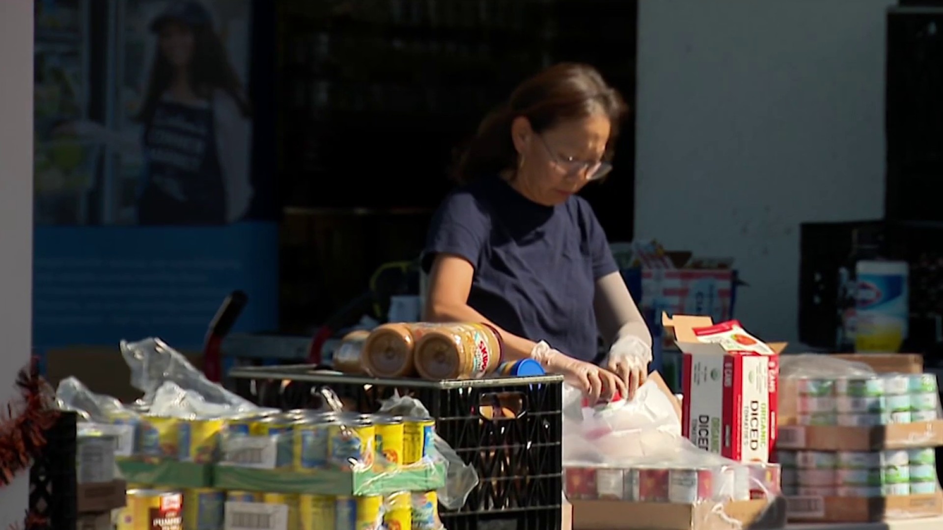 Nonprofits set up drive-thru to distribute food to federal workers hit by shutdown