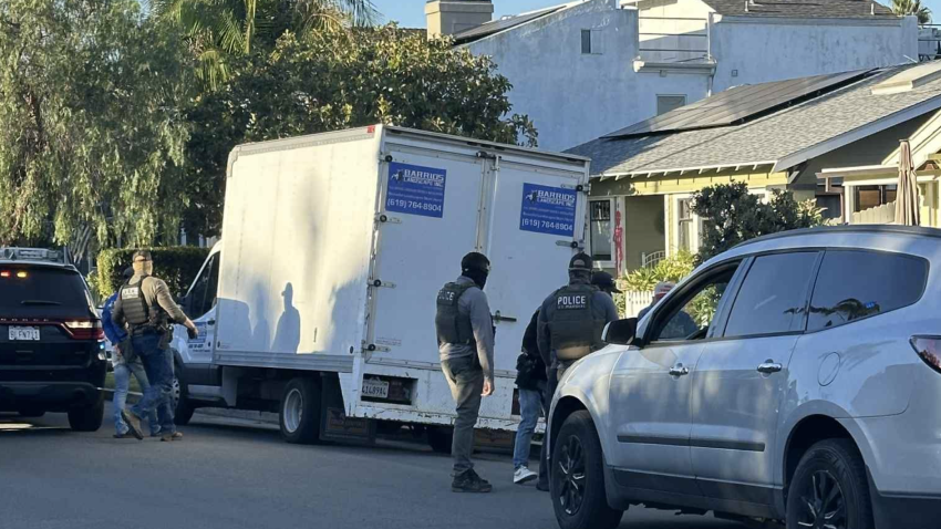 Una foto muestra agentes encapuchados durante un operativo migratorio en Coronado.Cortesía: Charles Crehore