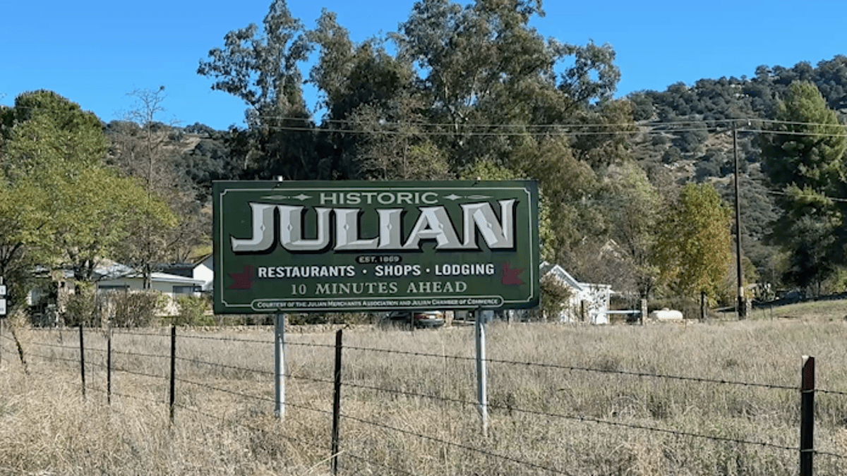Julian Crowds Surge: Apple Pies & Social Media Fuel Holiday Rush