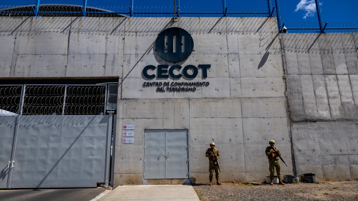 Venezuelans sent to Salvadoran prison can be returned to U.S. with a court order