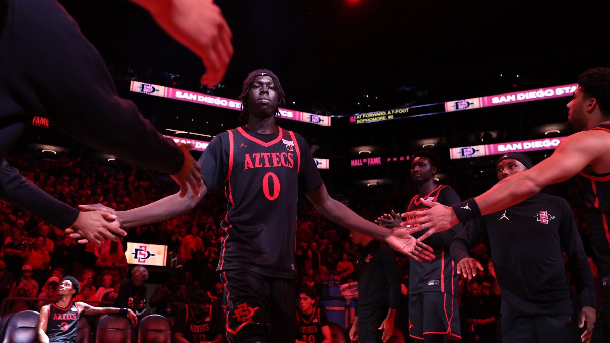 Aztecs pummel Fresno St., remain perfect in Mountain West Conference play