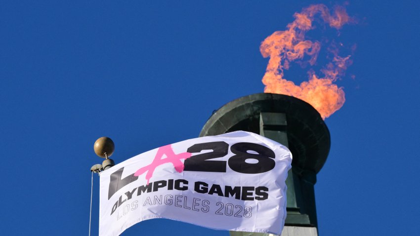 El pebetero olímpico de LA28 se enciende durante una ceremonia de iluminación en el Memorial Coliseum de Los Ángeles el 13 de enero de 2026, antes del lanzamiento del registro de boletos para los Juegos Olímpicos de Verano de 2028. (Foto por Frederic J. Brown / AFP vía Getty Images)