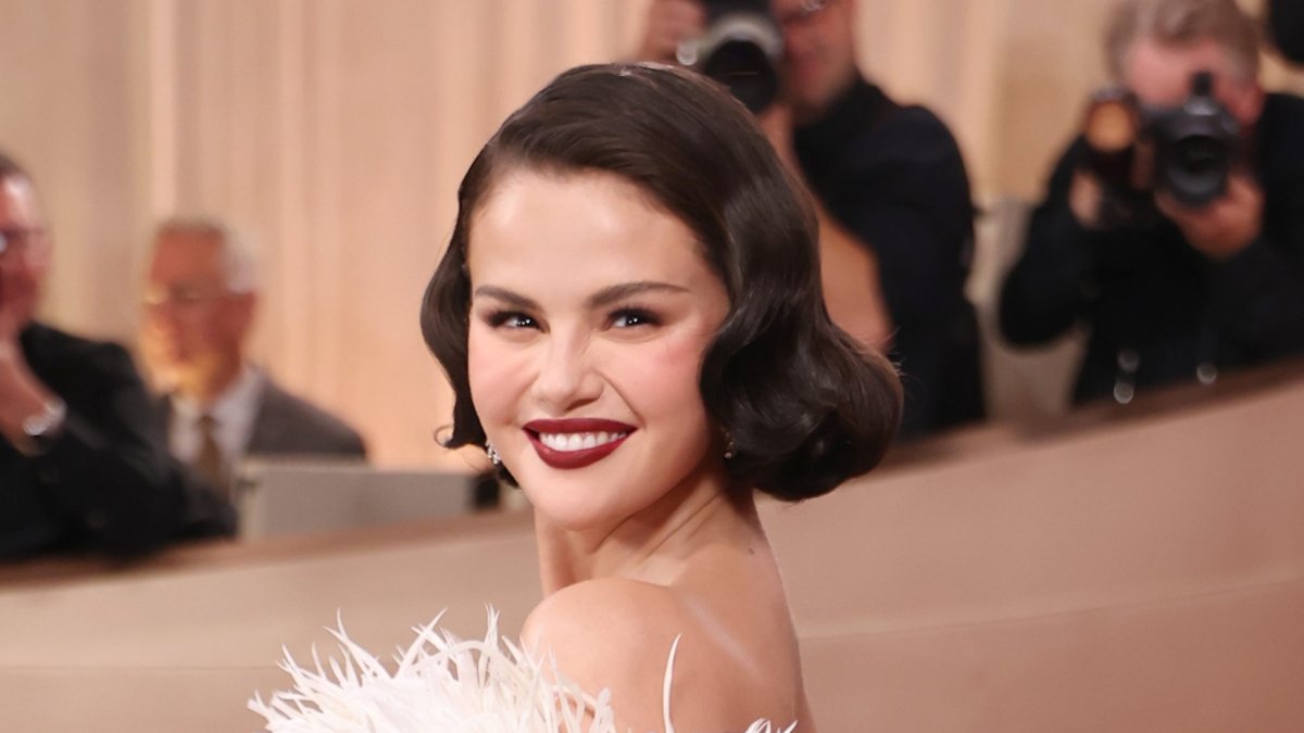 Selena Gomez’s Golden Globes red carpet look is spellbinding – NBC 7