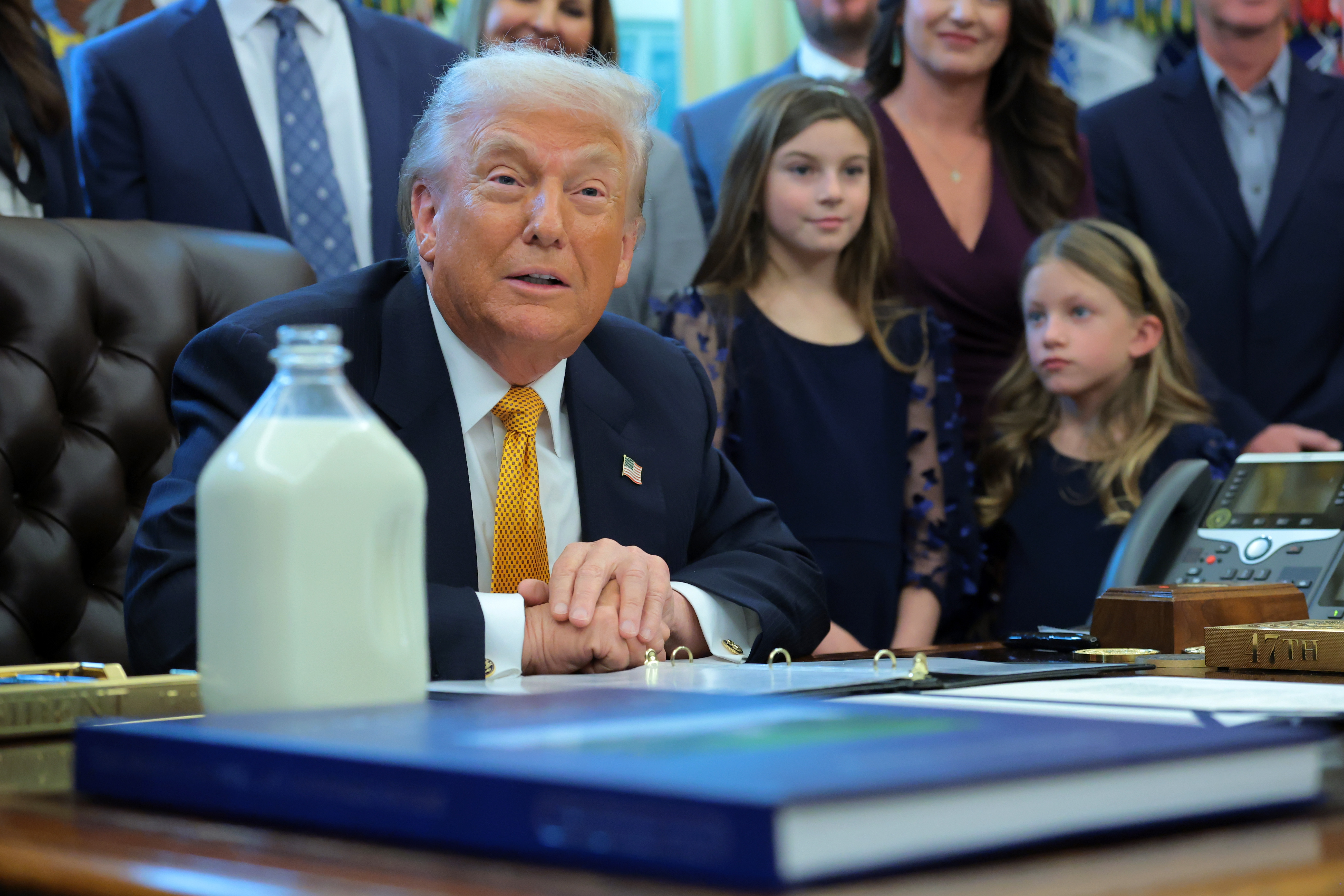 Trump signs a law returning whole milk to school lunches