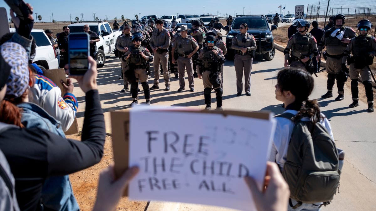 911 calls from ICE detention center reveal brutal condition for kids ...