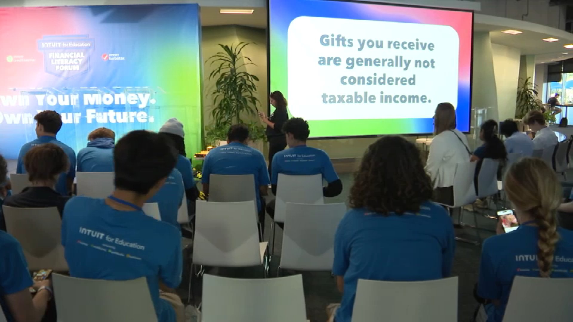 San Diego high schoolers learn personal finance as California adds a requirement