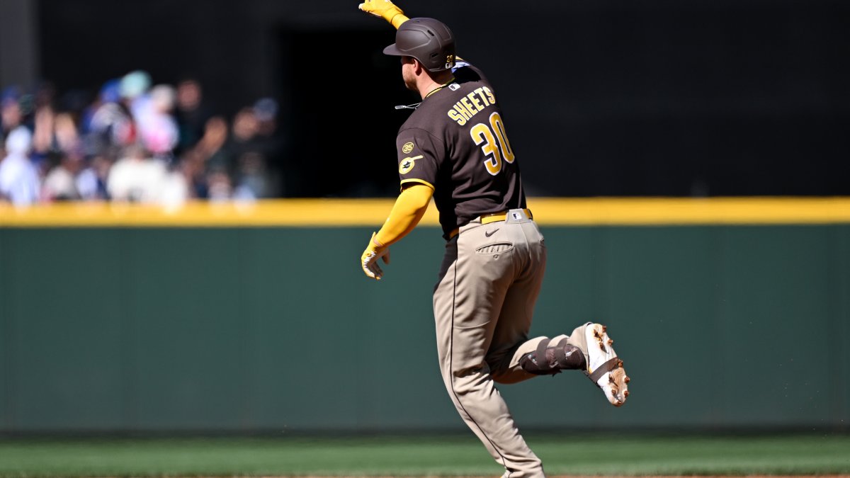 Sheets slugs, Giolito shoves, Padres sweep season series from Mariners