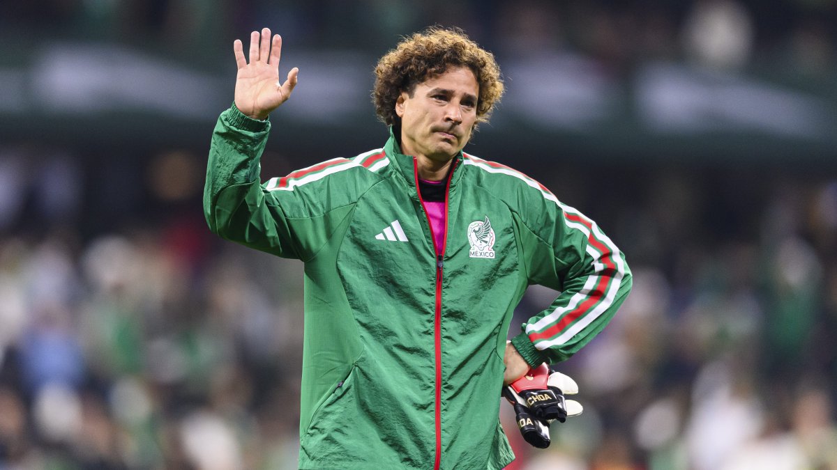 اعتزال حارس مرمى المكسيك غييرمو أوتشوا عن عمر 41 عامًا بعد كأس العالم 2026