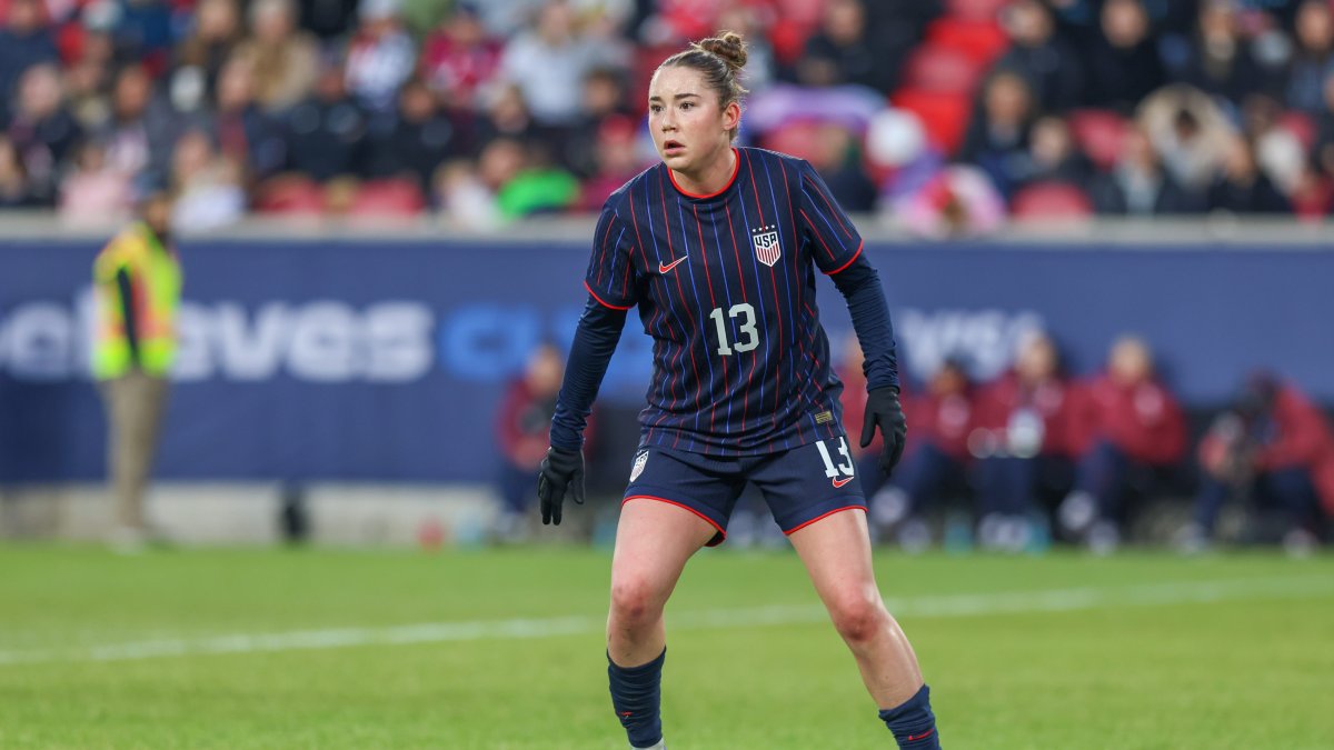 USWNT midfielder Olivia Moultrie tears ACL in NWSL action