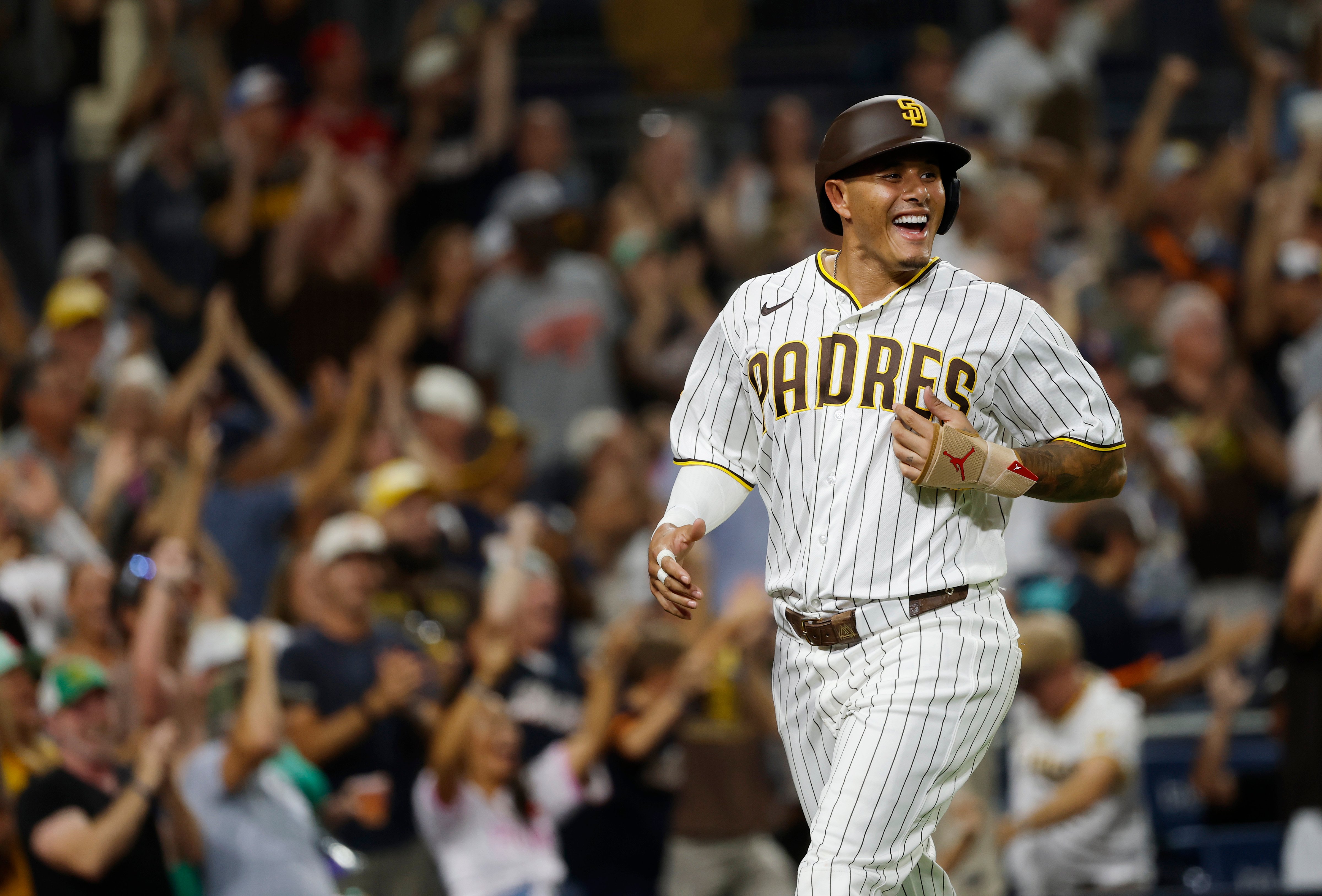 Padres Rally Late to Secure 5-4 Victory Over Nationals