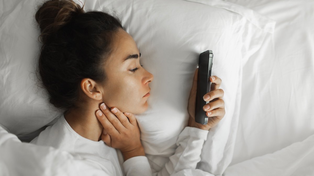 This is the first thing you should do if you want to use your phone less, therapist says