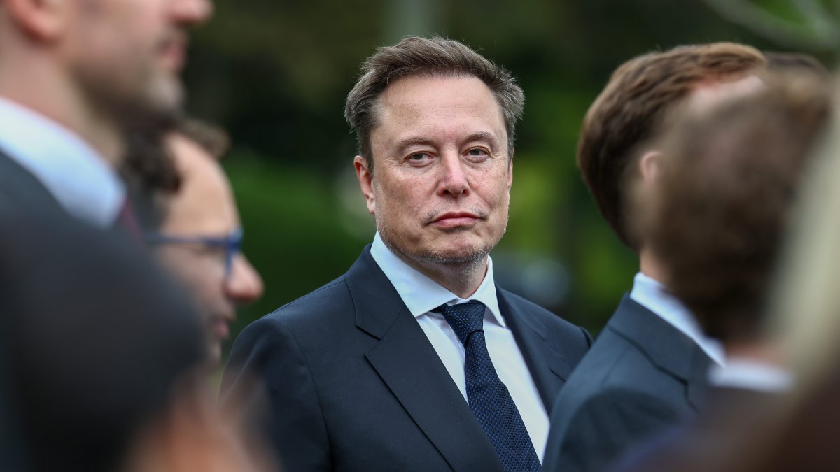 Elon Musk quietly becomes biggest known donor in midterms as he tries to save Republicans